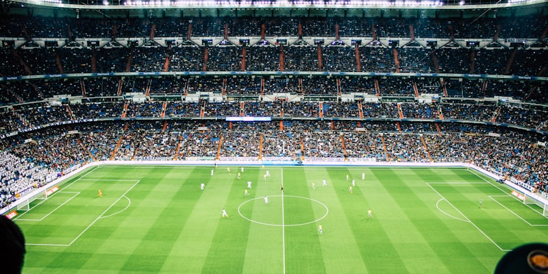 足球运动员在训练场上进行射门练习的专业场景